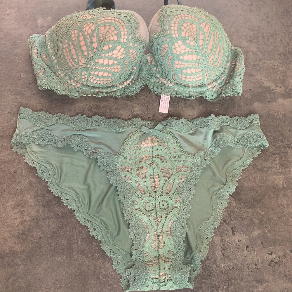 NWOT VS Dream Angels Demi matching set